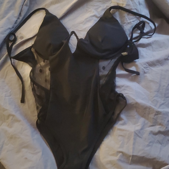 Size small wom. black netted sides 1 piece polka - Picture 1 of 10